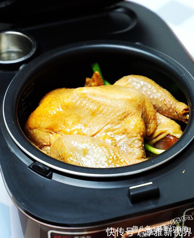 三黄鸡|嘴馋想吃肉了,买只鸡丢进电饭煲,没想到色泽诱人香味扑鼻真好吃