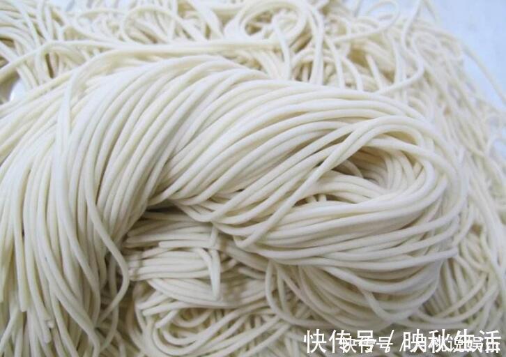 开面馆的哥哥“说漏嘴”，面条要这么煮才香，很多人就差这一步！