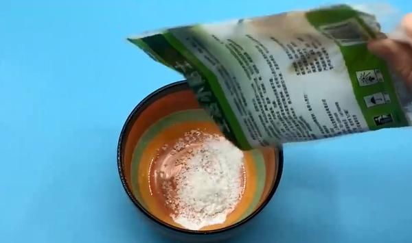 洗衣服别再只放洗衣液了，多加一碗它，洗出来的衣服更加干净卫生