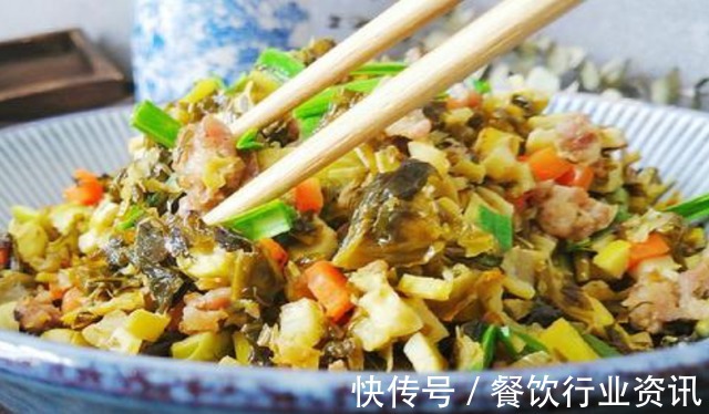 这道微酸脆口的小炒,不管是下饭佐粥还是拌面,味道都棒极了