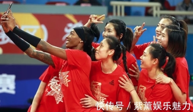 美腿|女排出征!金软景红唇夸张,拉尔森超细美腿,两MVP成夺冠!