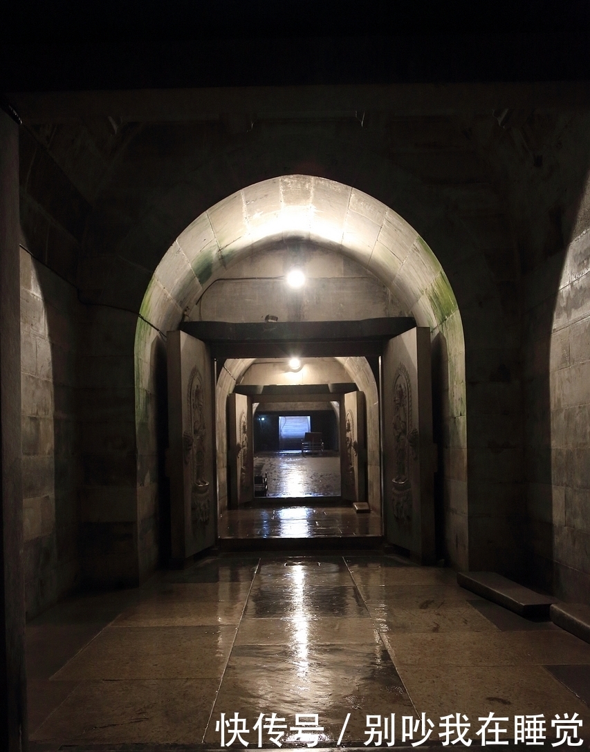 拖出|实拍清朝光绪皇帝陵墓,光绪双脚被拖出棺材,隆裕皇后化作骷髅