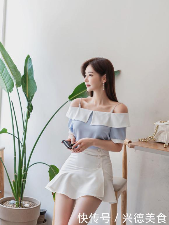 女神孙允珠一字领气质穿搭，天蓝上衣搭配半身裙，文艺女神范十足