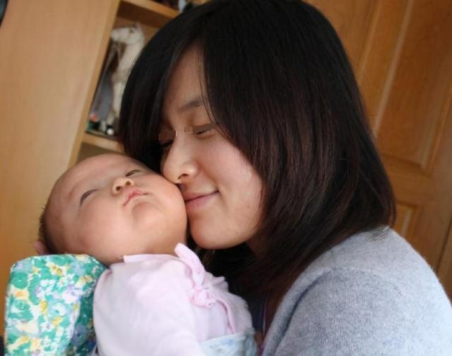 穿着|宝妈朋友圈晒娃,却被质疑“假晒娃,真晒自己”,照片有些过分了