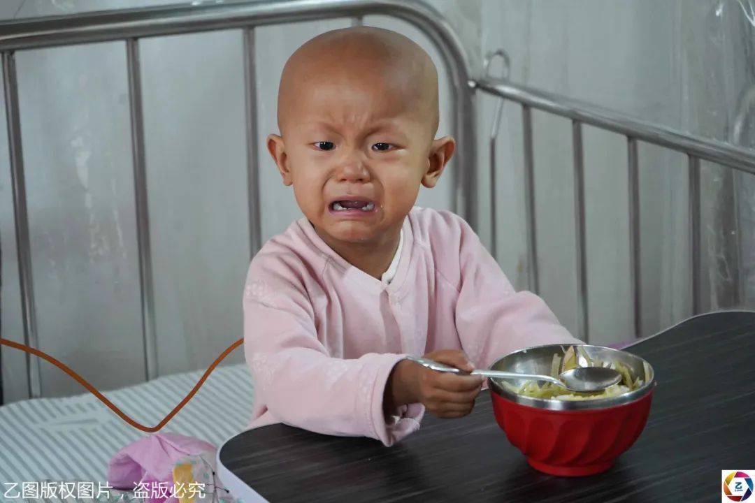 张影影|女童患病5个月双目失明，吃不到饭急得大哭，隔着屏幕都心疼