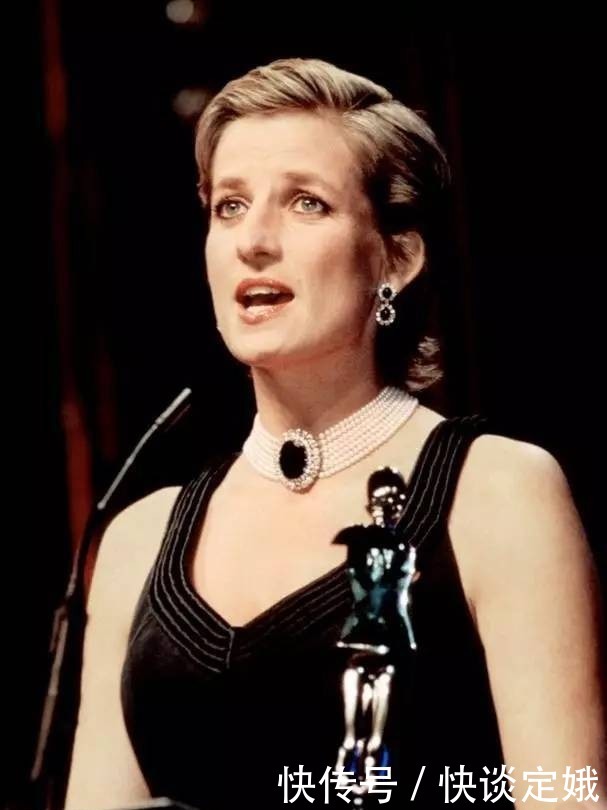 查尔斯|戴安娜的婚鞋:镶着132颗珍珠和542颗亮片,也藏了她的秘密