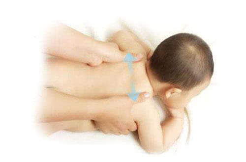 脊柱|越来越多的宝宝脊柱弯曲,全是因为父母这4个动作,出现过的快住手