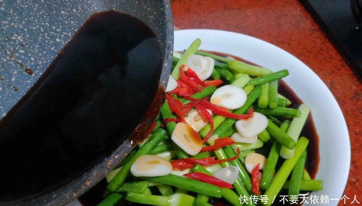 黃磊做韓式腌蒜苔，何炅驚叫：好吃！曬黃磊同款做法火了朋友圈！