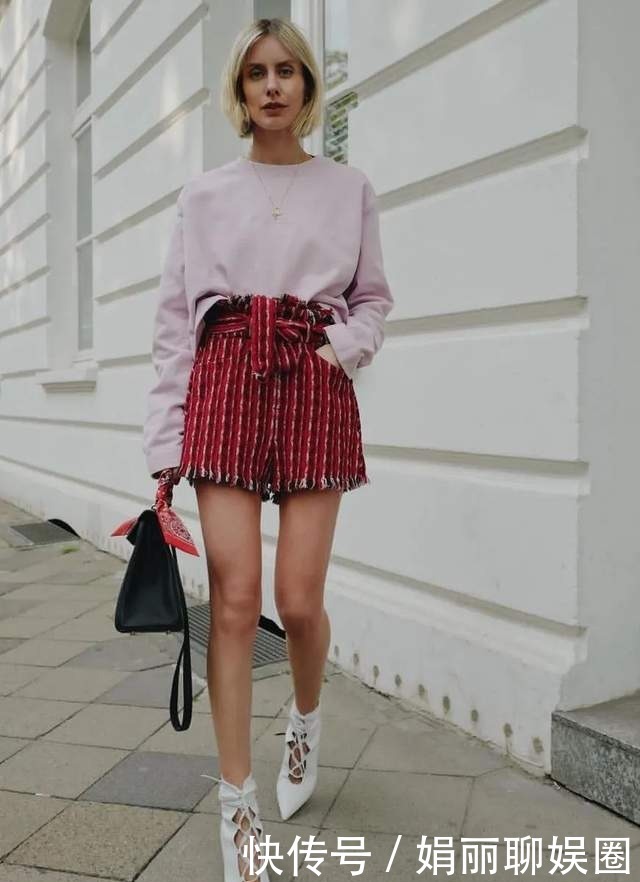 青春|卫衣下面别再配牛仔裤,今冬流行这样穿,青春洋气不说,还时尚