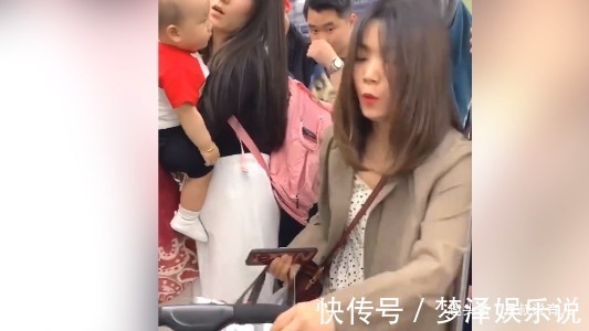 宝爸|萌娃坐地铁时,有两个小哥哥逗他玩,场面太搞笑了