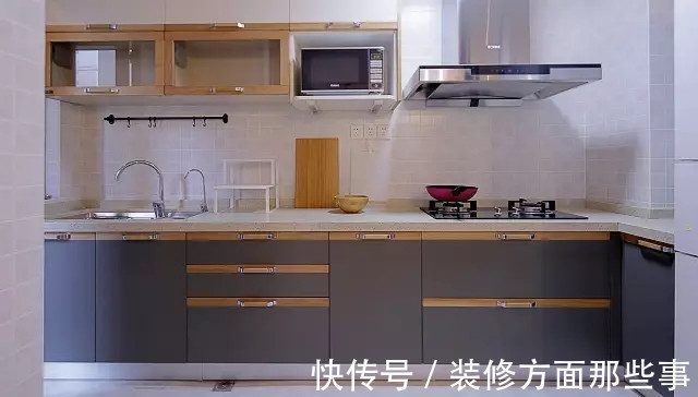 二居室|85平北欧风二居室,轨道灯、落地窗让客厅透亮显得十分舒适