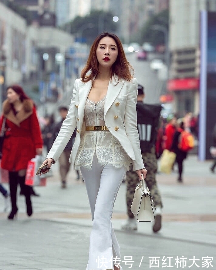 街拍:大气有魅力的美女,给人耳目一新的感觉