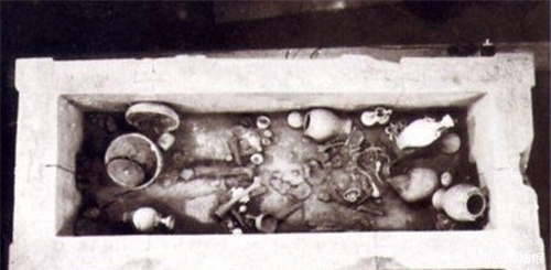 隋9岁女童墓葬出土,棺盖刻“开者即死”4字,考古人员变了脸色