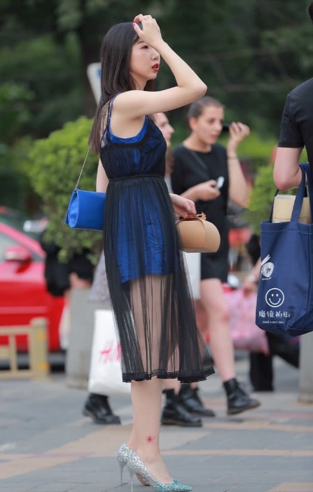 这身造型 小姐姐可真会穿，在裙子外套层纱，网友：再也不怕蚊子了！