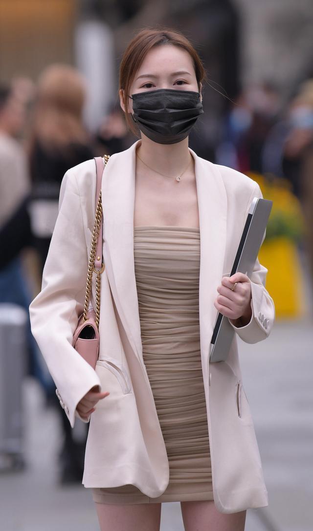 春天穿吊带裙搭配什么上衣和鞋子? 掌握这几个技巧, 温柔显气质