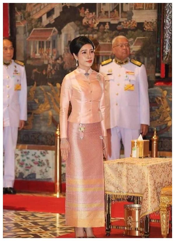 泰王送卡通漫画庆祝结婚2周年!苏提达粉衣配粉腮红,比贵妃还美