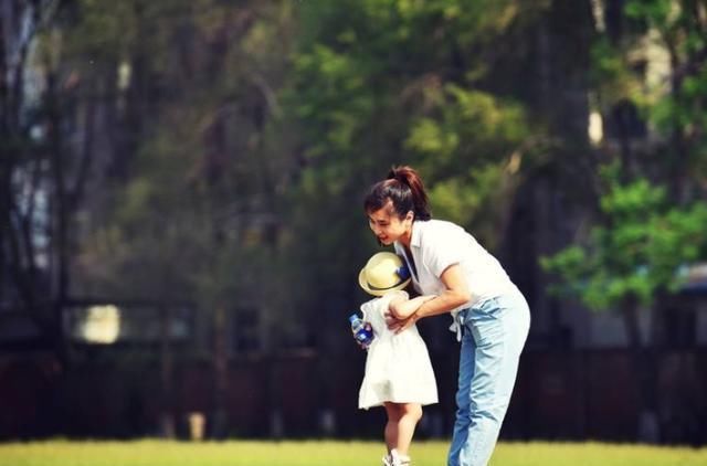 身体|女孩子第一次来“姨妈”，聪明的妈妈会说这3句话，值得学习