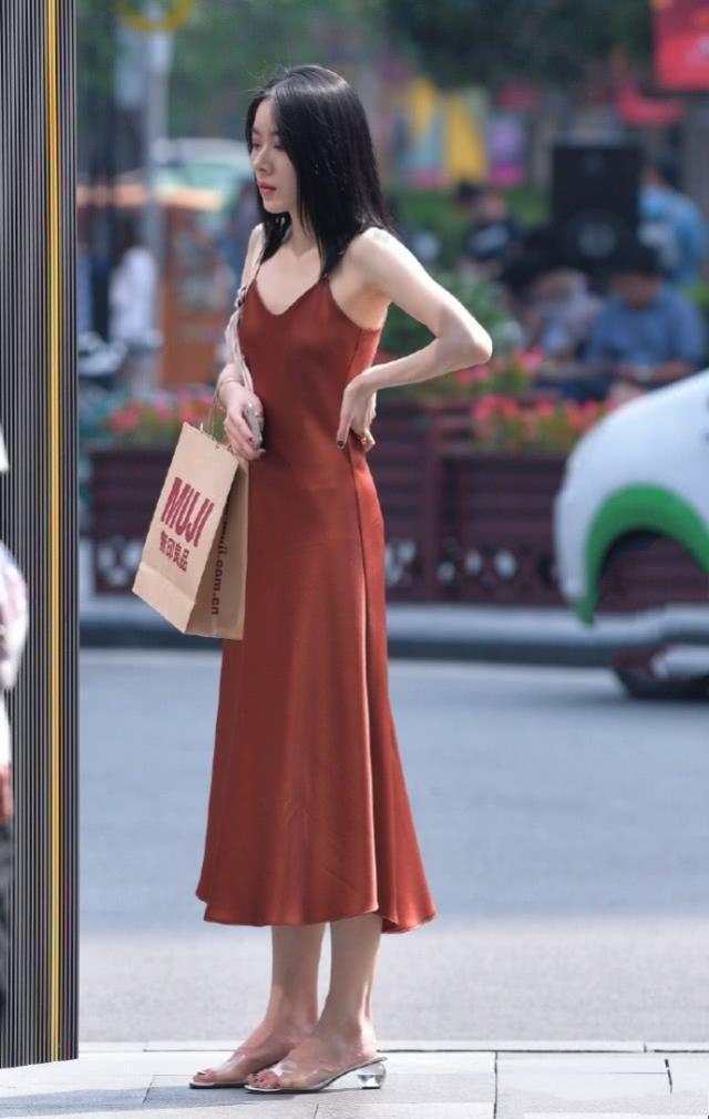 美女|街拍:美女身穿黄色的连衣裙清爽大方,简洁大方又不失美感与优雅