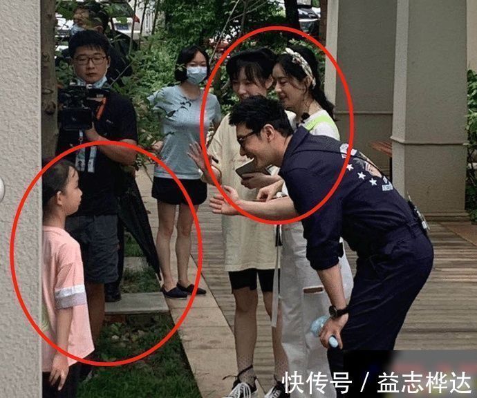 赵丽颖录节目却遇到小baby，看清她下意识动作，当妈的都懂