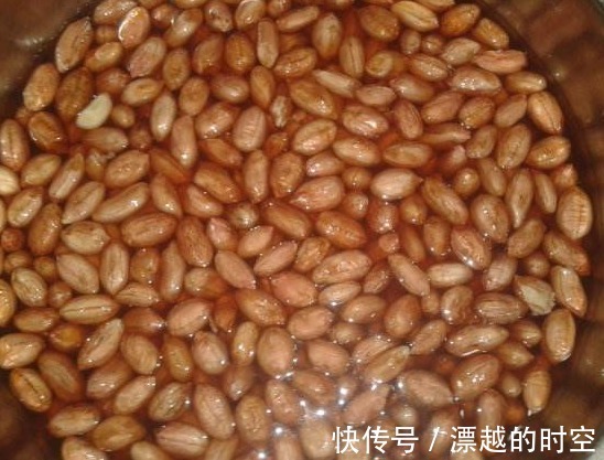 煮花生米时,不要只知道加水了,多加一点它,花生米更入味