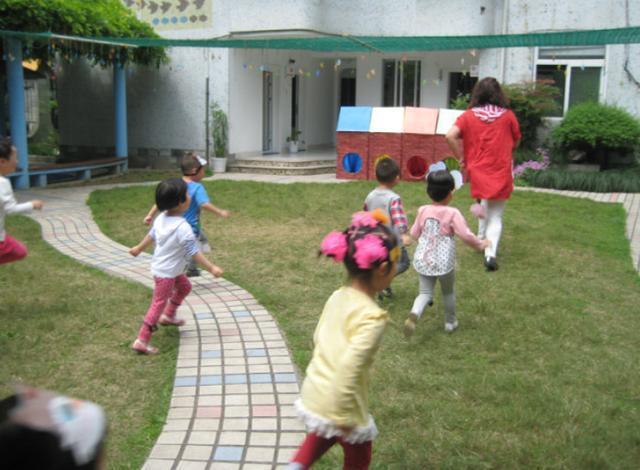 孩子|爸爸姓袁,给孩子起个“奇葩”名字,妈妈在幼儿园一喊:吓坏大家