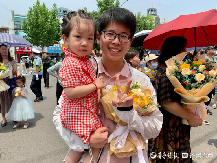 姚冲|满满都是爱！考场外变“花的海洋”，不少考生全家总动员