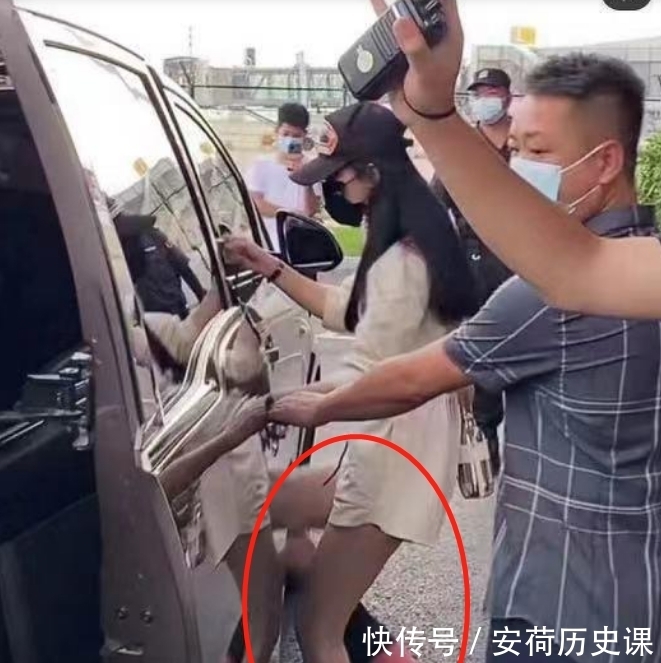 漫画|赵丽颖在机场被拍,身上背着水壶被多人护送,漫画腿吸睛