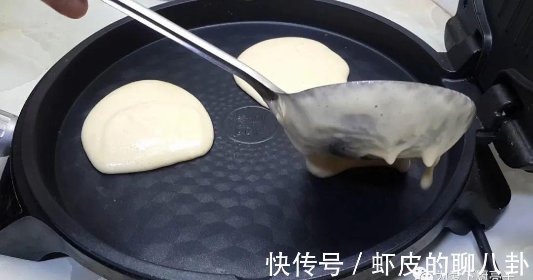 第一次用电饼铛做蛋糕,没想到这么简单,孩子说比卖的香,真解馋