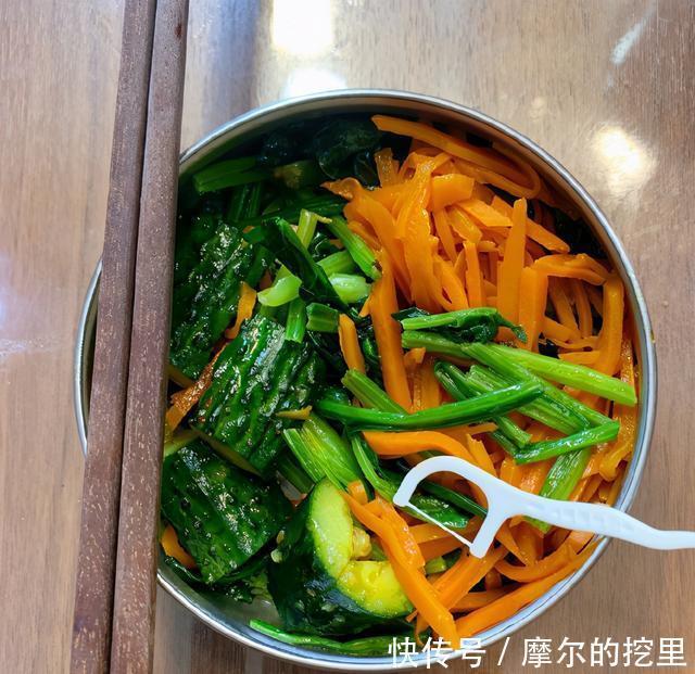 海清晒午餐,只有一小碗蔬菜还要分两顿吃,发文哭诉太难熬