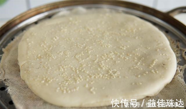 孩子最近爱上的早餐饼，连吃7天都不腻，咸香有层次，凉了也不硬