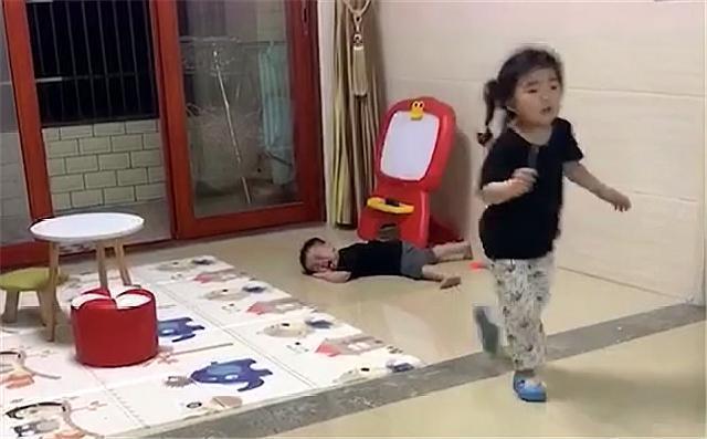 妈妈|姐姐教训弟弟,妈妈:儿子,忍一忍就过去了