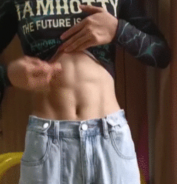 校运会|99年女生宿舍惊现8块腹肌！！3亿网友都在＂馋＂她的身子....