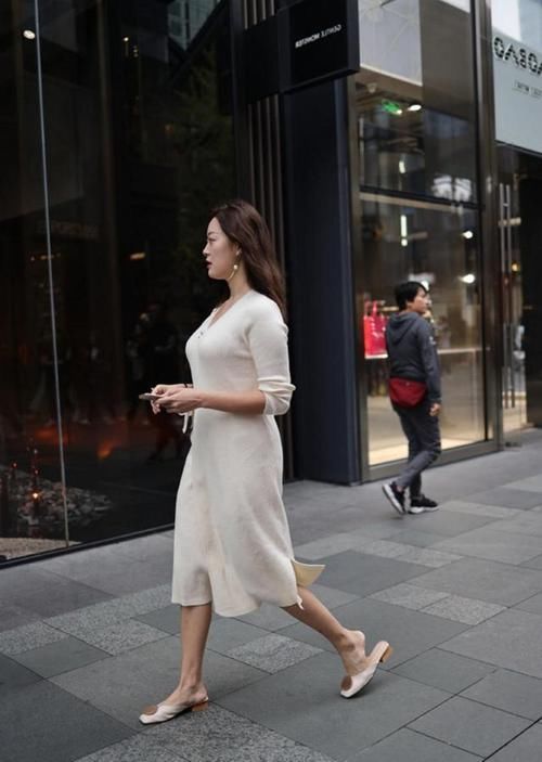  色彩|小姐姐穿雅致的长袖衫，看起来十分有型