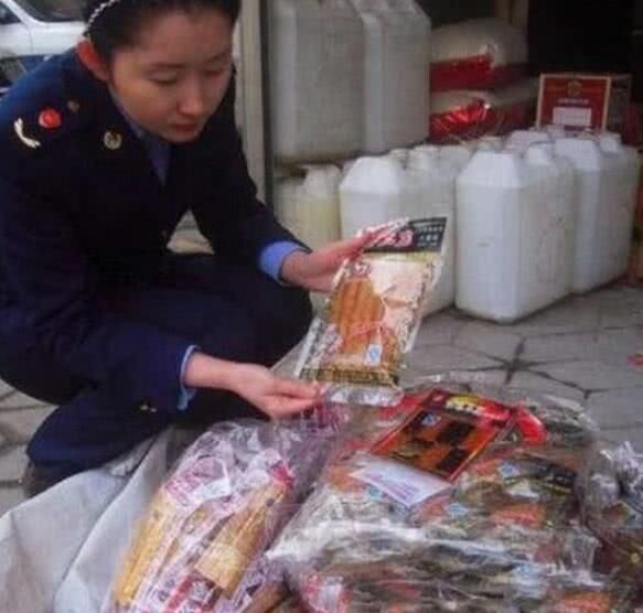 挤出|一包卫龙到底有多少“油”男子花8分钟挤出,网友这谁敢吃