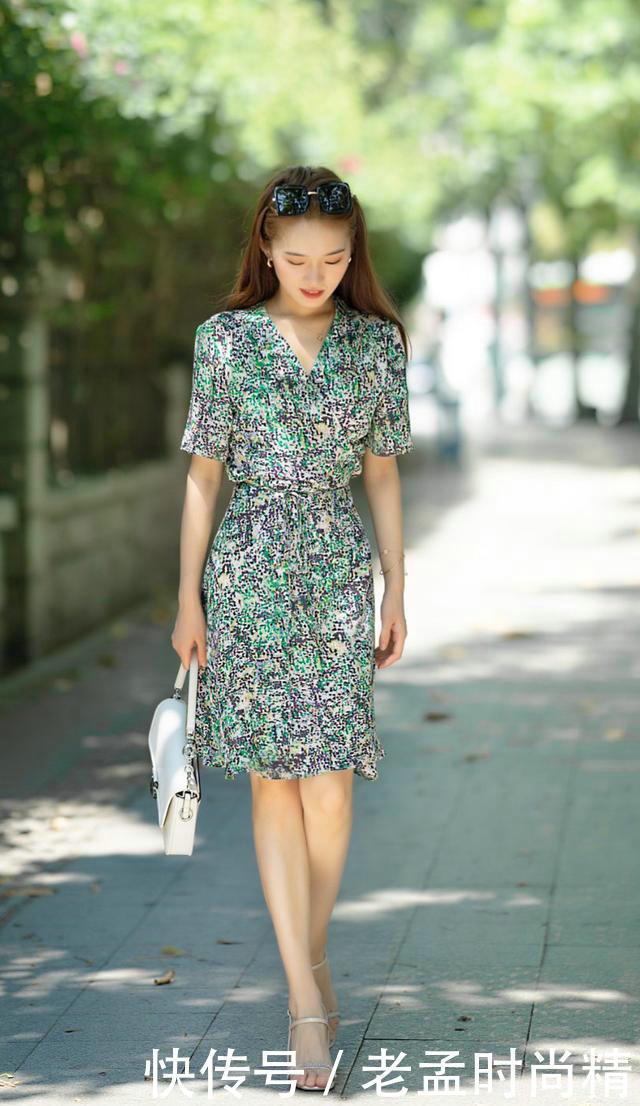 优雅|通勤装穿搭选择碎花连衣裙,举手投足中带着优雅与美好