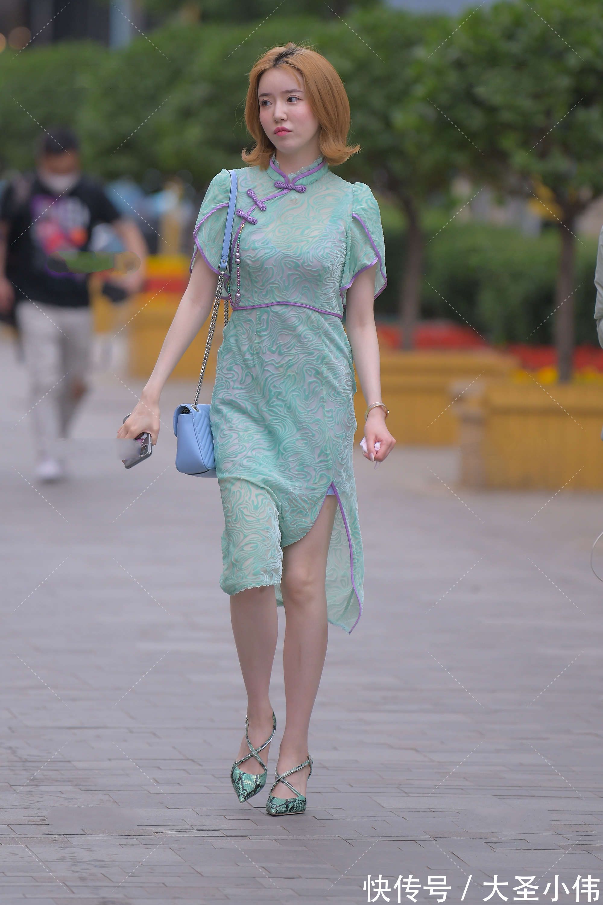 美女|美女街拍:草青色复古旗袍,搭配同色尖头高跟鞋,尽显优雅好气质