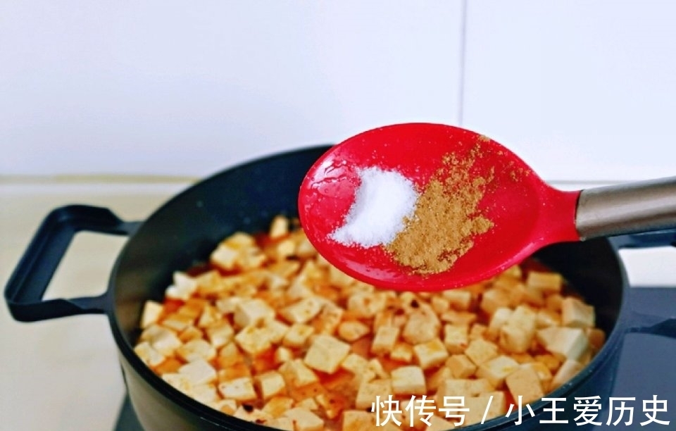 豆腐|豆腐这样吃，鲜嫩可口还下饭，不到2块钱，就能做一大盘