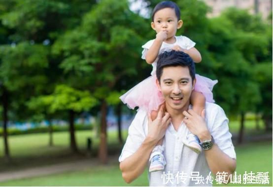 爆米花|爸爸把女儿的衣服穿反了,妈妈正要发火,女儿一个转身,妈妈笑了