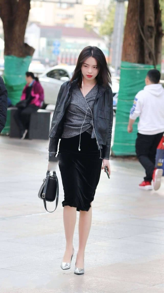 街拍:时尚的酒红色瑜伽裤,小美女穿起来清爽又减龄,清爽大方