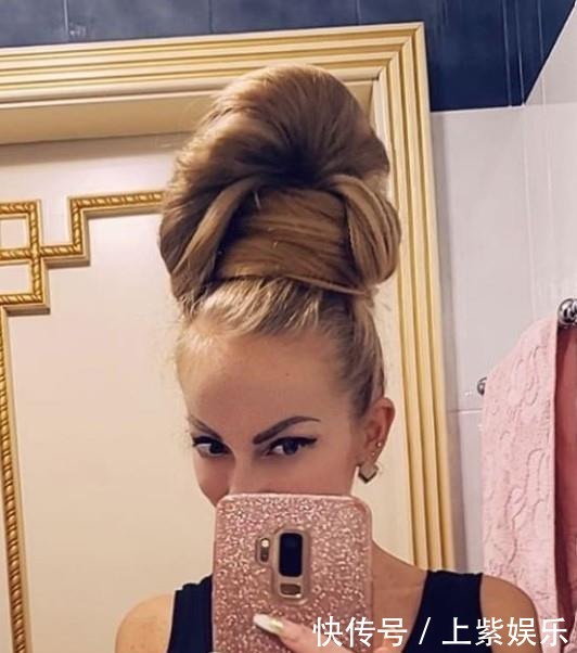 乌克兰女子头发两米多长,洗头要近一个小时