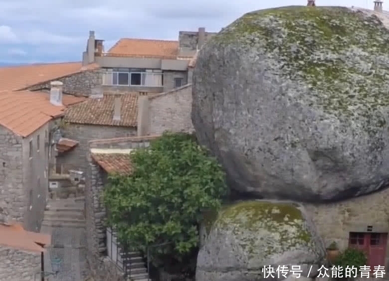 地震|奇特的石头山村，房顶承载着200吨的巨石，要是地震怎么办？