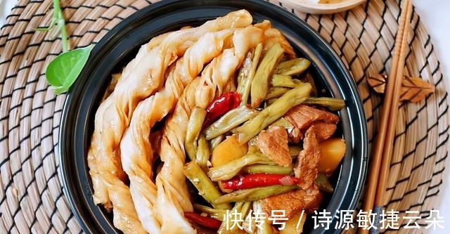 豆角炖肉再焖点小卷子,卷子浸满汤汁,豆角炖得也香,超级惬意!
