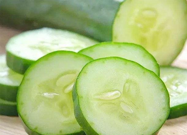 美白|女人经常吃黄瓜,人人夸你“一枝花”,保湿美白,祛斑抗皱防衰老