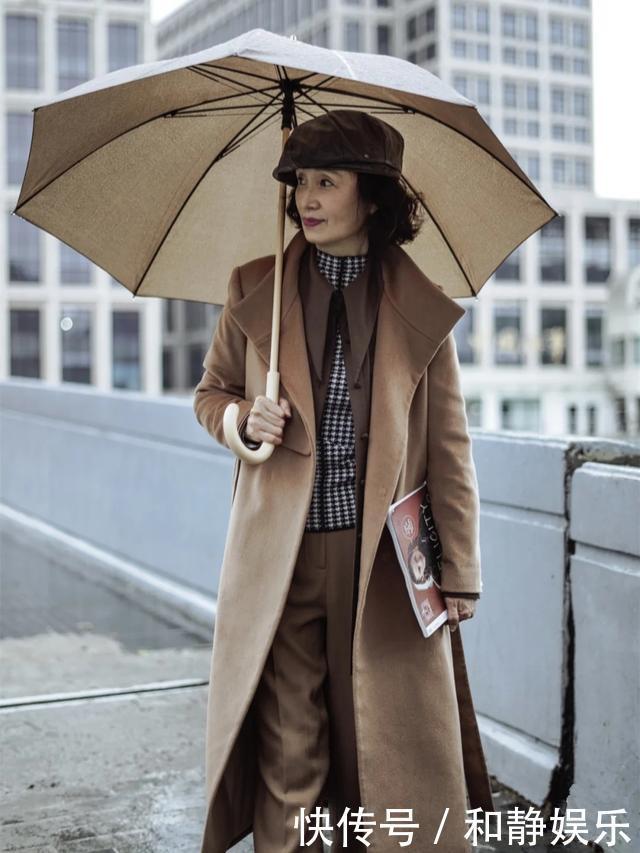 50岁的女人穿搭要做减法,冬季学三木母亲这样穿,优雅又高级