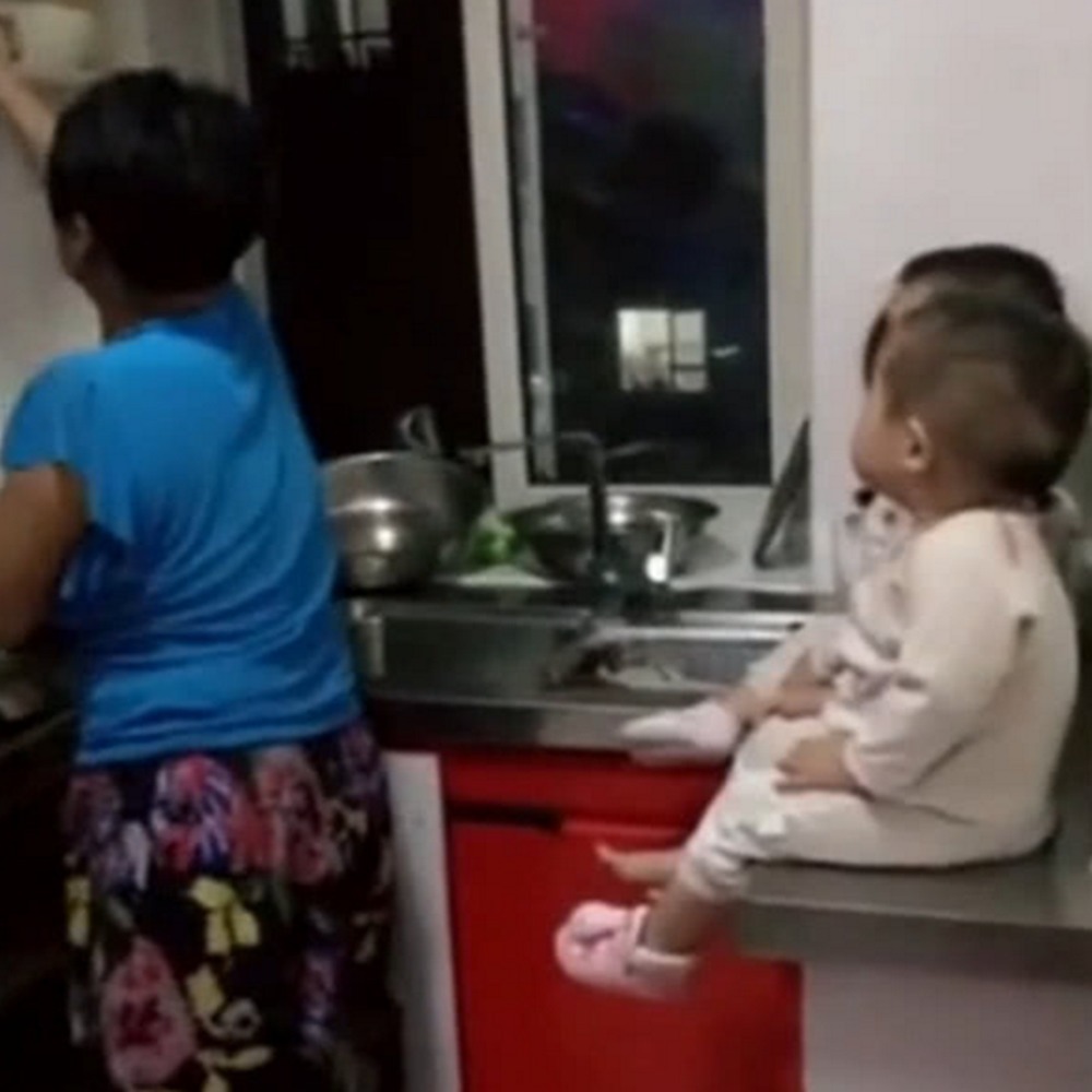 宝宝|奶奶带三胞胎孙子,这样的带娃方式太奇葩,网友:让人后怕