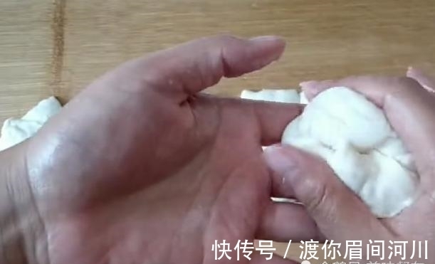 鸡蛋|4个鸡蛋，1碗面粉，不揉面，不擀面，简单做出超好吃的鸡蛋饼