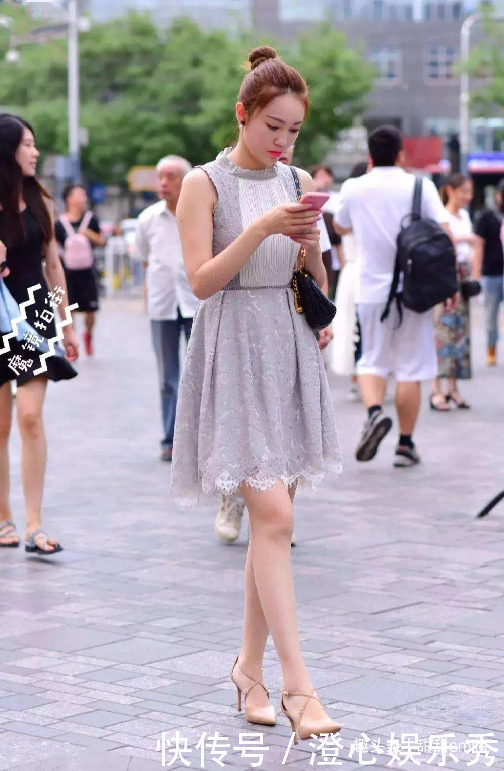 美女脚上搭配一双高跟鞋,展现出十分修长的腿型,穿起来非常完美