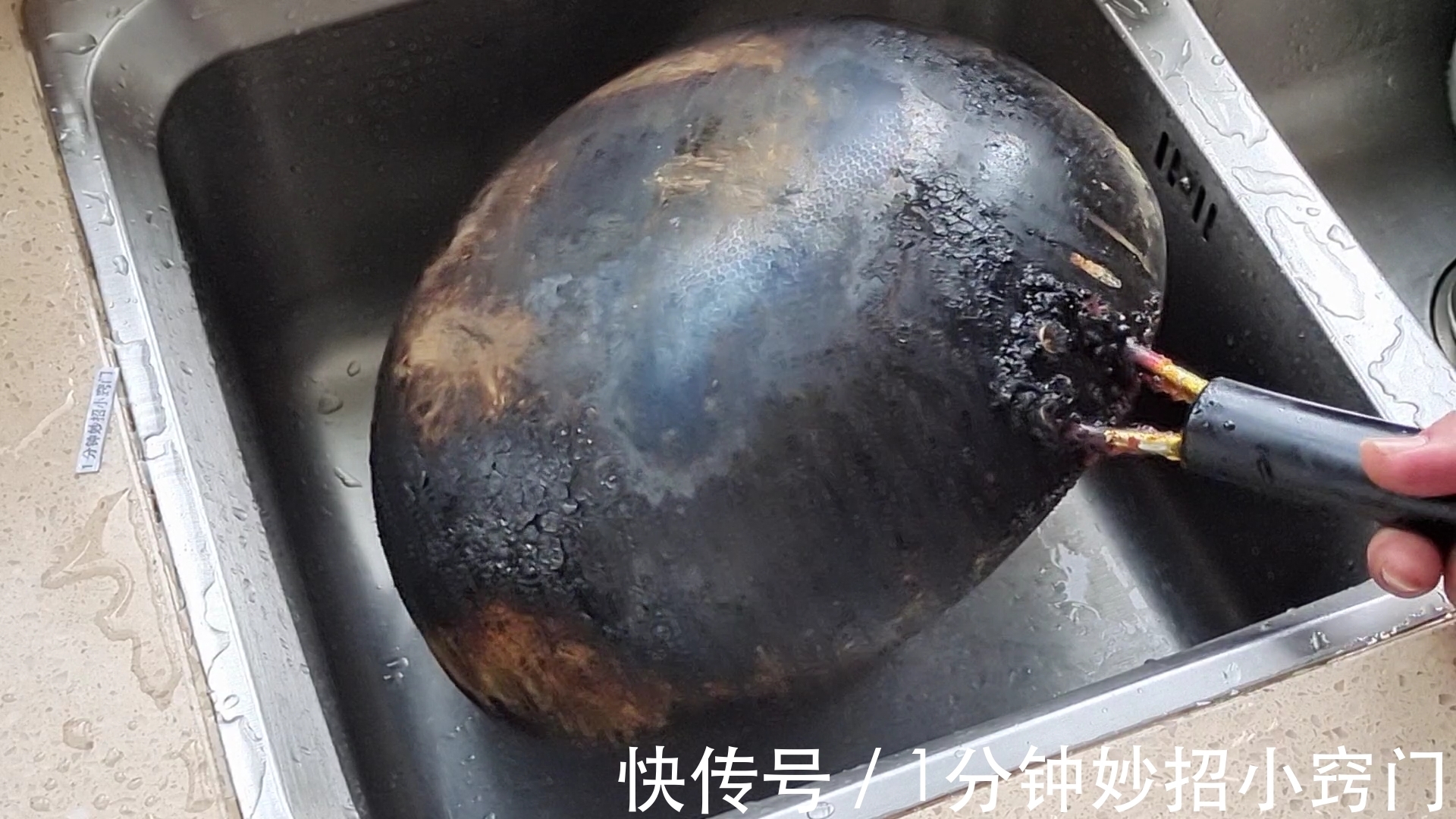 刚炒完菜的锅,不要立马用水冲洗,多亏大厨提醒,真的涨知识