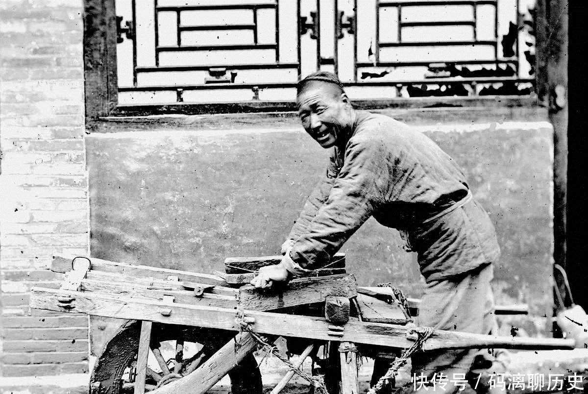 清朝|清朝老照片:图二先进的工厂让人感觉不可置信,图四是传统做鞋的老手艺