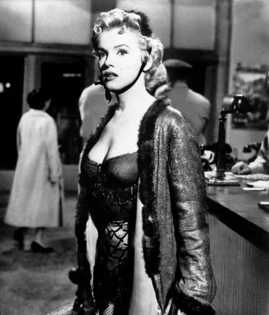 “最冷冬天”怕啥？像刘雯这样肯定冻不着|下周穿什么 | 冬天